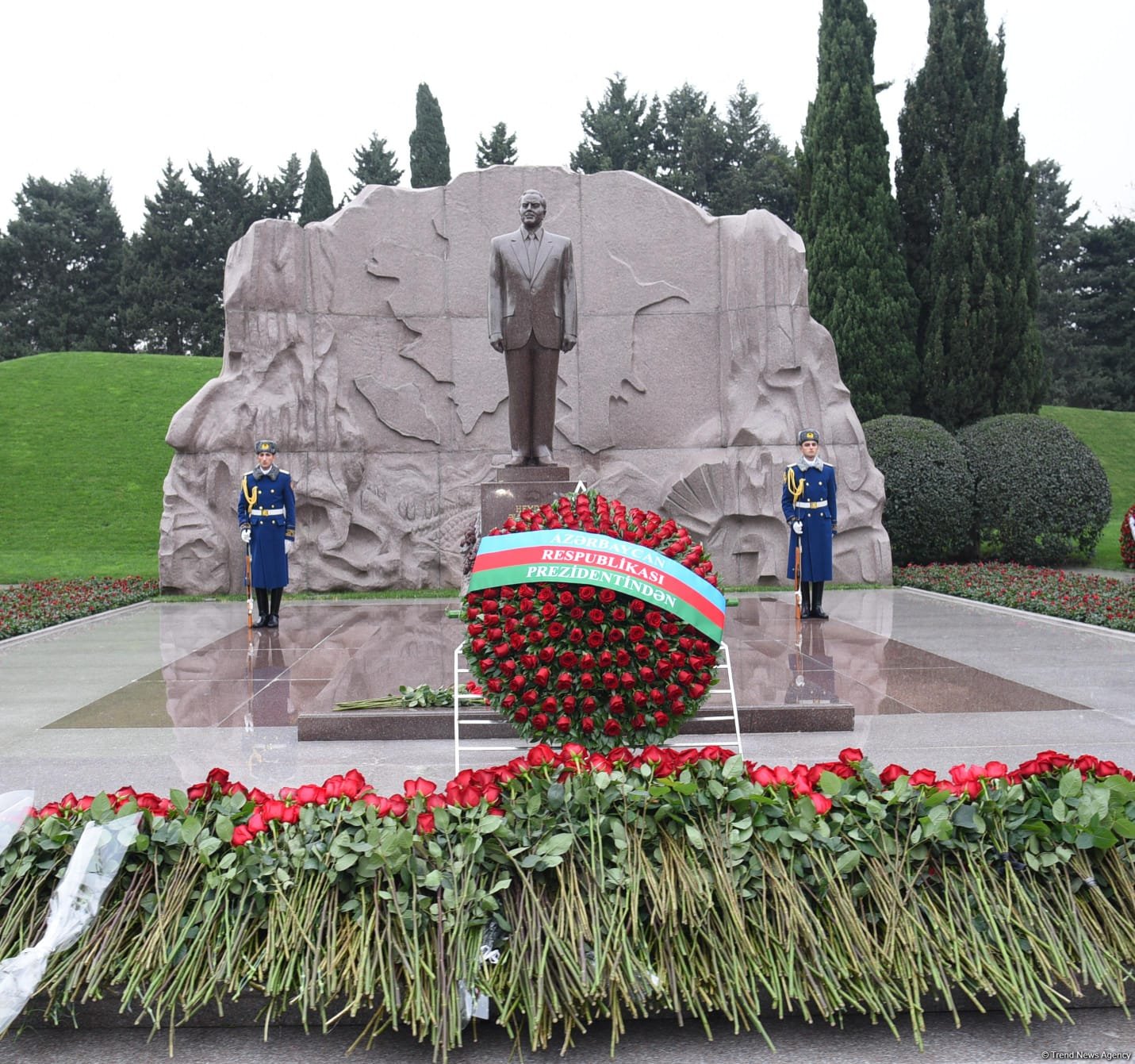 Azerbaijani people line up to honor memory of Great Leader Heydar Aliyev (PHOTO)