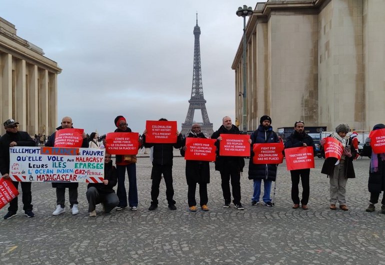 В Париже прошла акция против колониальной политики Франции (ФОТО/ВИДЕО)