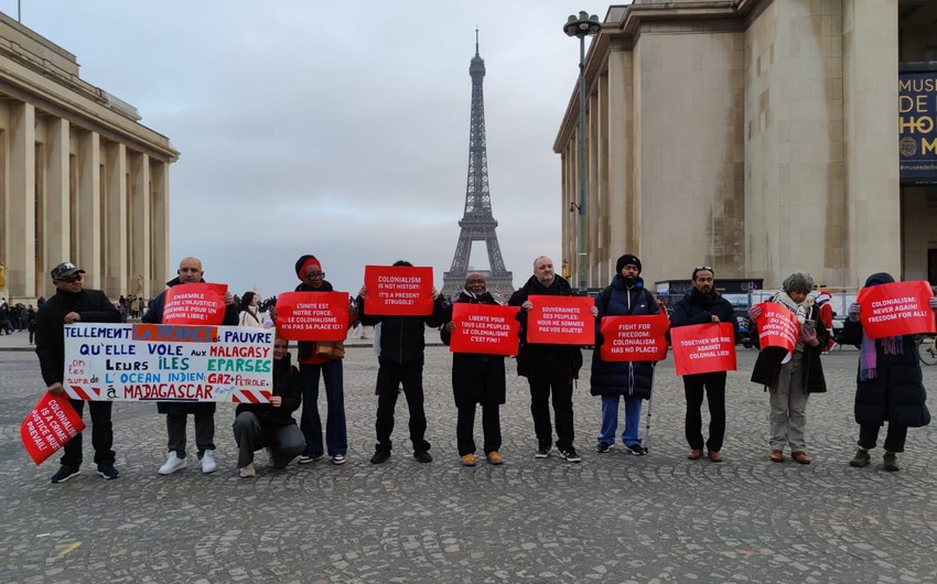 В Париже прошла акция против колониальной политики Франции (ФОТО/ВИДЕО)