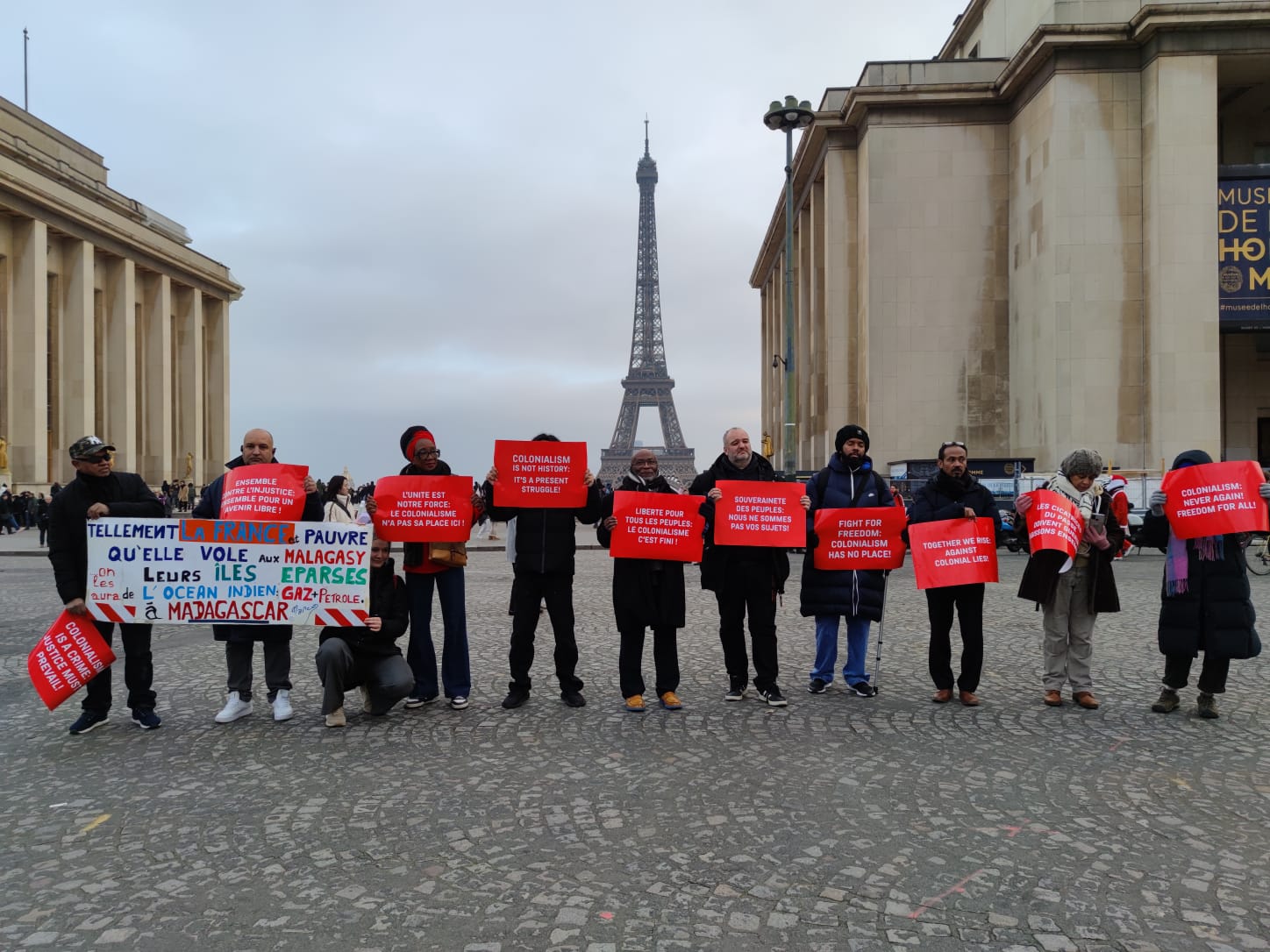 В Париже прошла акция против колониальной политики Франции (ФОТО/ВИДЕО)