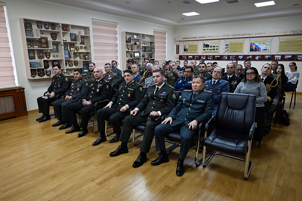 Azərbaycanda akkreditə olunmuş hərbi attaşelər ilə cari ilin yekununa dair toplantı keçirilib (FOTO)