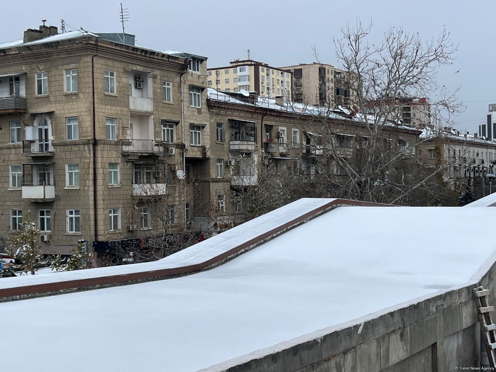 Bakıda mövsümün ilk qarından FOTOREPORTAJ