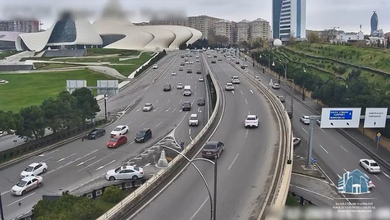 İki sürücünün qaydaya əməl etməməsi yol-nəqliyyat hadisəsinə səbəb oldu (VİDEO)