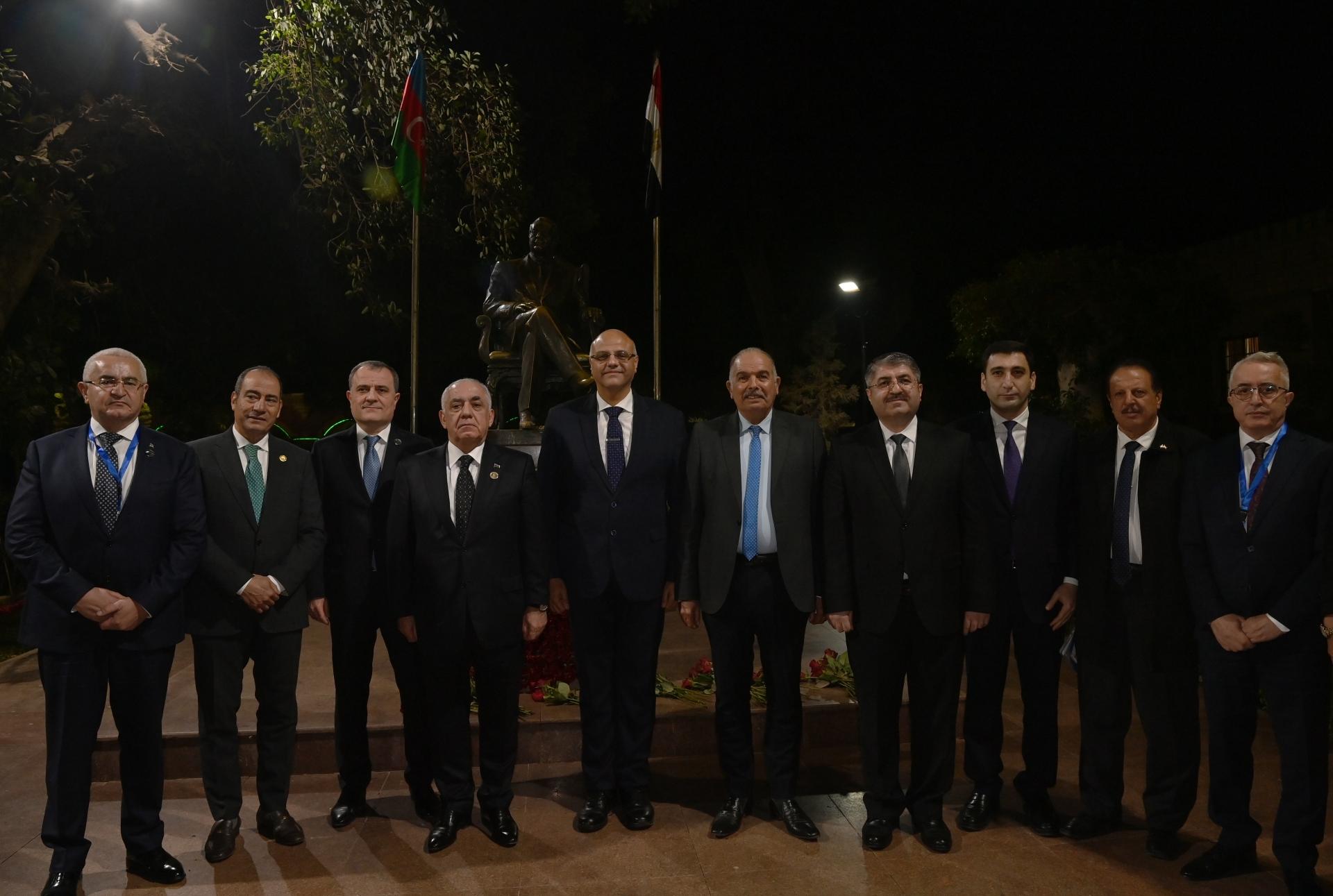 Azerbaijani PM honors memory of national leader Heydar Aliyev in Egypt (PHOTO)