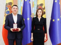 Moldova prezidenti soydaşımızı medal ilə təltif edib (FOTO)