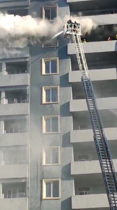 Saray qəsəbəsindəki yaşayış binasında baş vermiş yanğın söndürülüb (ƏLAVƏ OLUNUB) (FOTO/VİDEO)