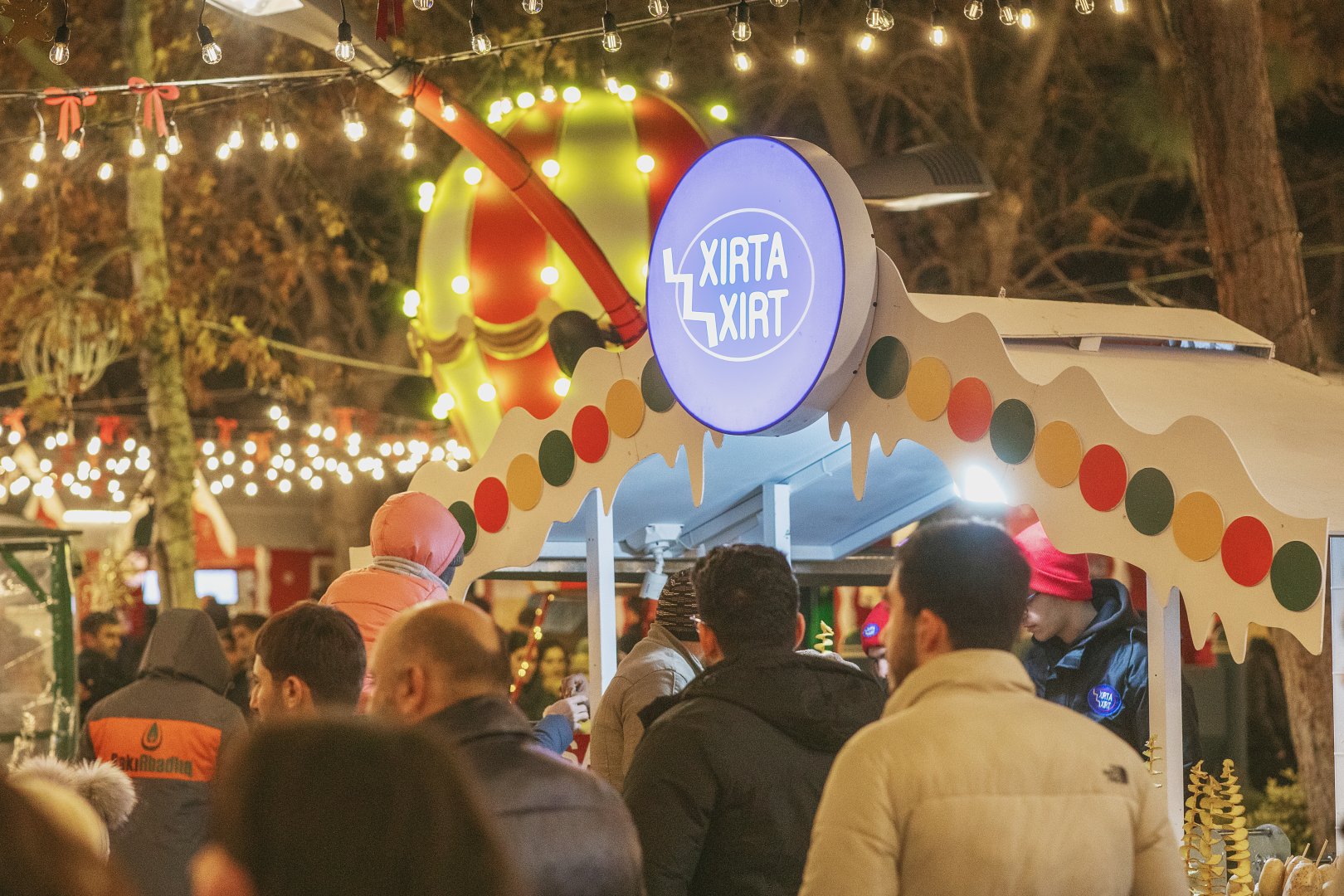 “Soyuq Əllər, İsti Ürək” xeyriyyə yarmarkası yenidən Fəvvarələr meydanındadır! (FOTO)