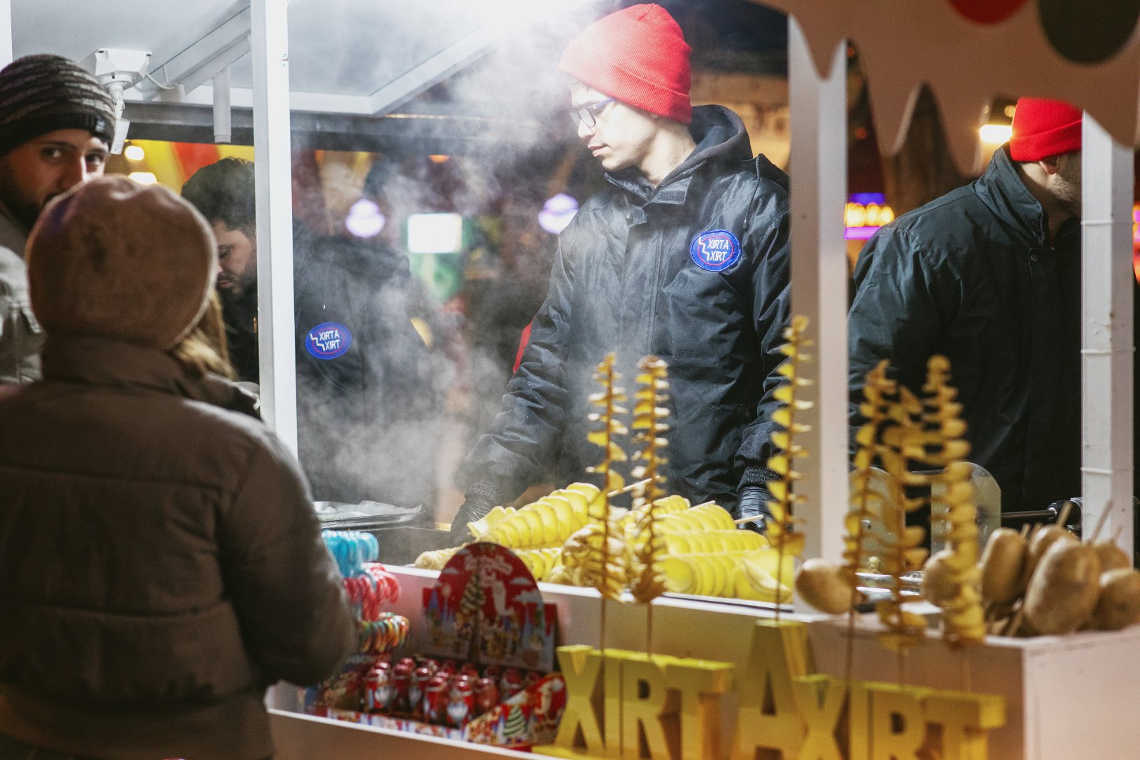 “Soyuq Əllər, İsti Ürək” xeyriyyə yarmarkası yenidən Fəvvarələr meydanındadır! (FOTO)