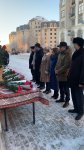 Казахстанцы возлагают цветы у посольства Азербайджана в Астане (ФОТО)