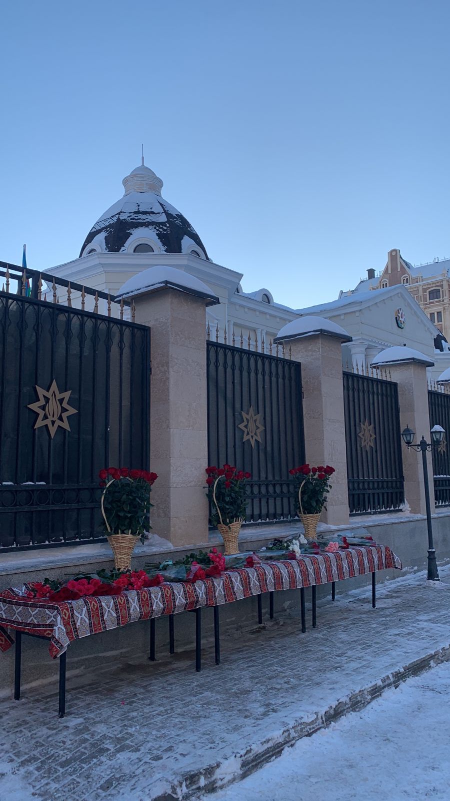 Казахстанцы возлагают цветы у посольства Азербайджана в Астане (ФОТО)