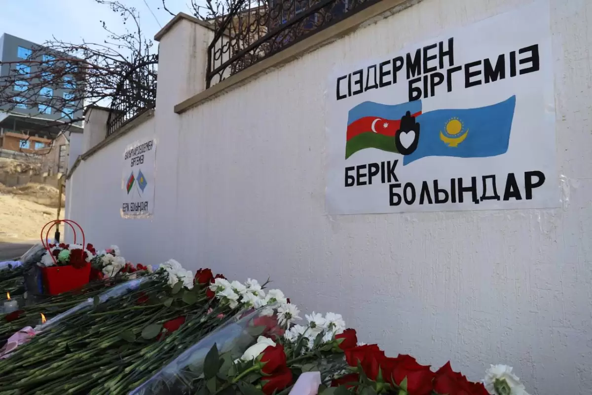 Kazakh people mourn victims of jet crash before Azerbaijani Consulate in Aktau (PHOTO)