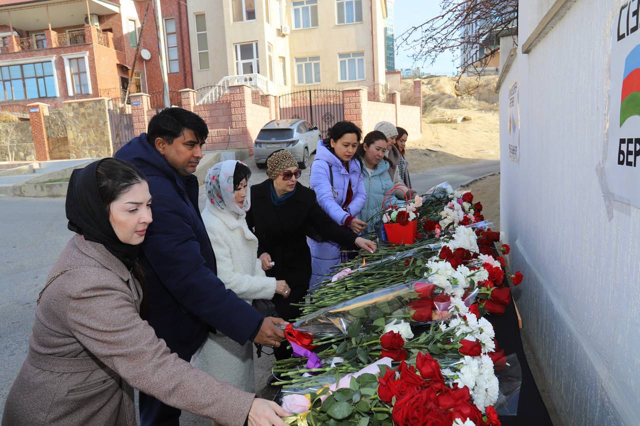 Kazakh people mourn victims of jet crash before Azerbaijani Consulate in Aktau (PHOTO)