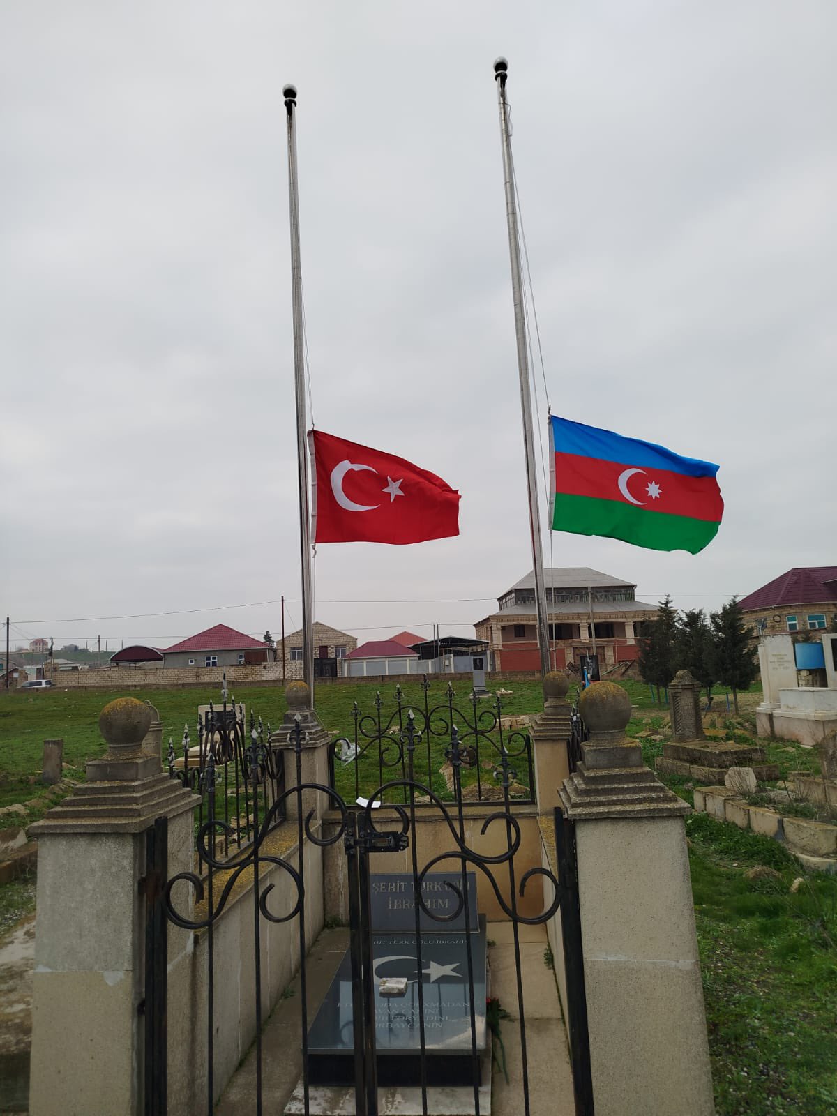 Türkiyənin Azərbaycandakı səfirliyində bayraqlar yarıya qədər endirilib (FOTO)