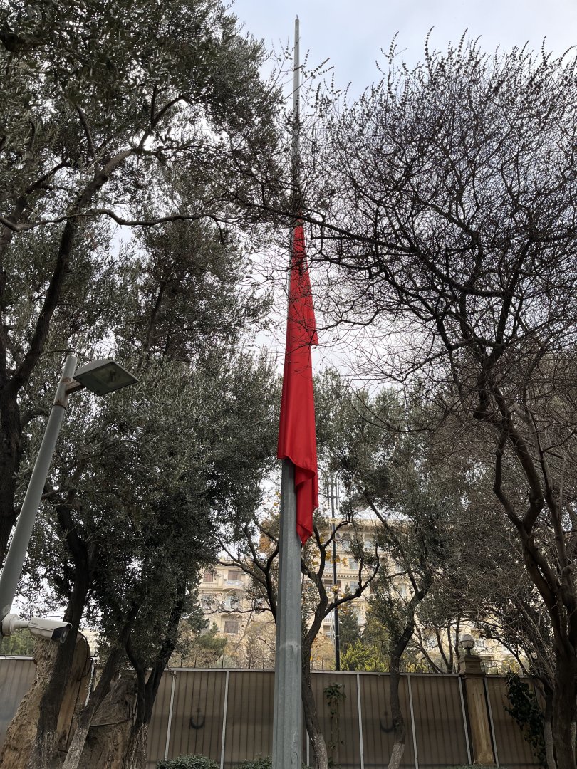 Türkiyənin Azərbaycandakı səfirliyində bayraqlar yarıya qədər endirilib (FOTO)