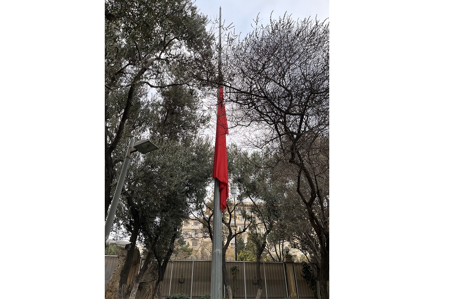 Türkiyənin Azərbaycandakı səfirliyində bayraqlar yarıya qədər endirilib (FOTO)