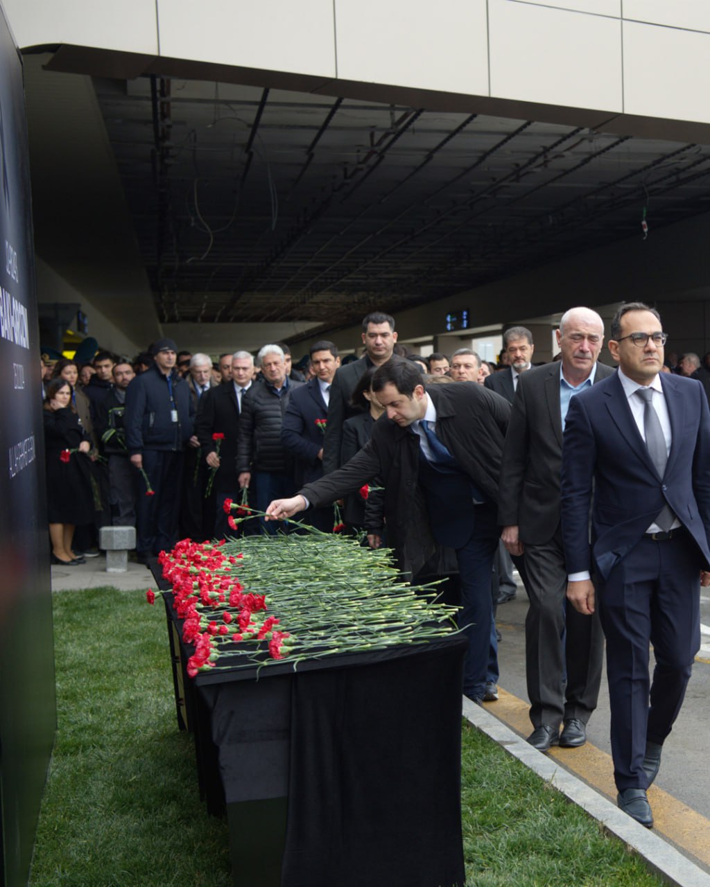 Bakı aeroportunda Aktaudakı təyyarə qəzası ilə bağlı xatirə stendi quraşdırılıb (FOTO)