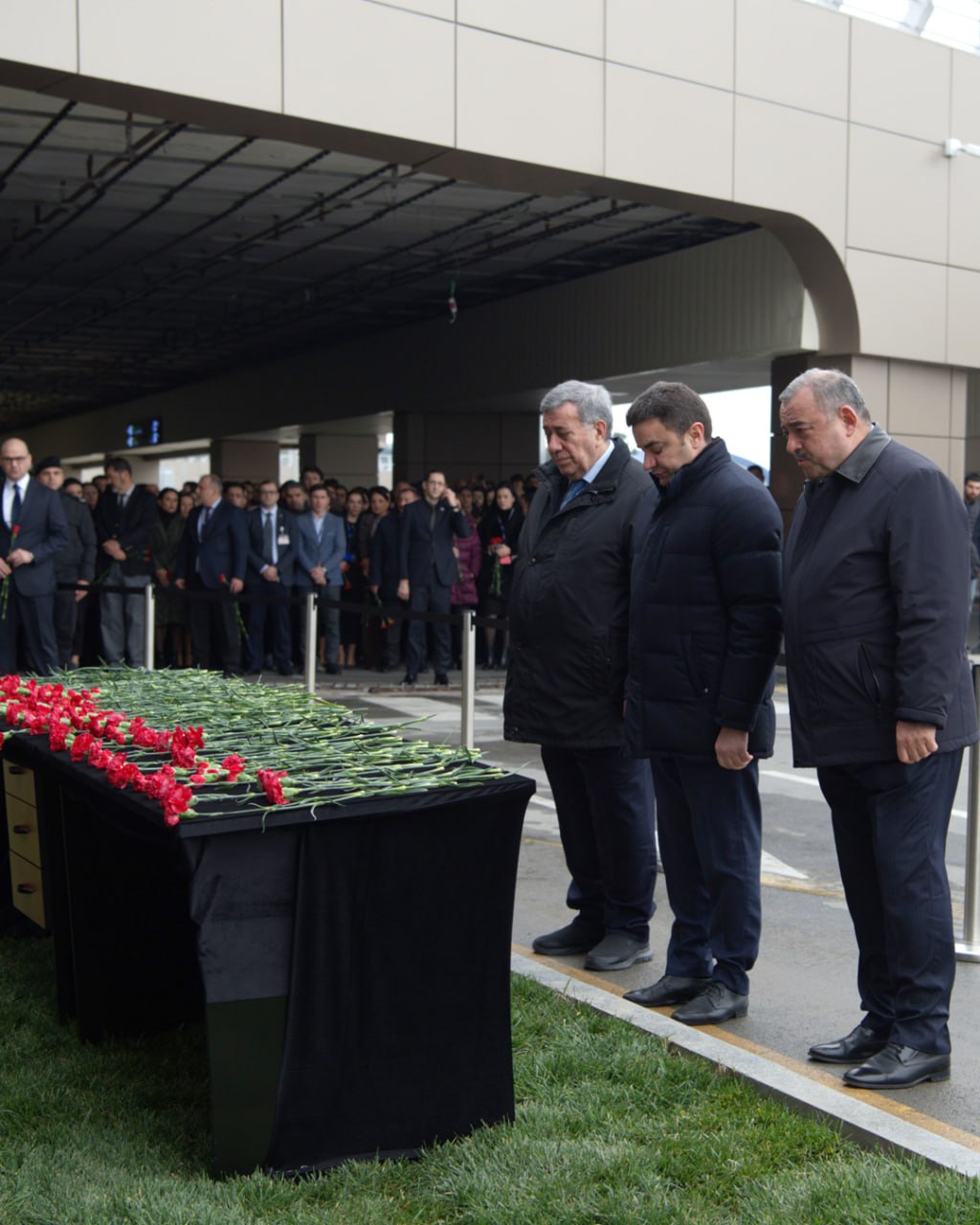 Bakı aeroportunda Aktaudakı təyyarə qəzası ilə bağlı xatirə stendi quraşdırılıb (FOTO)