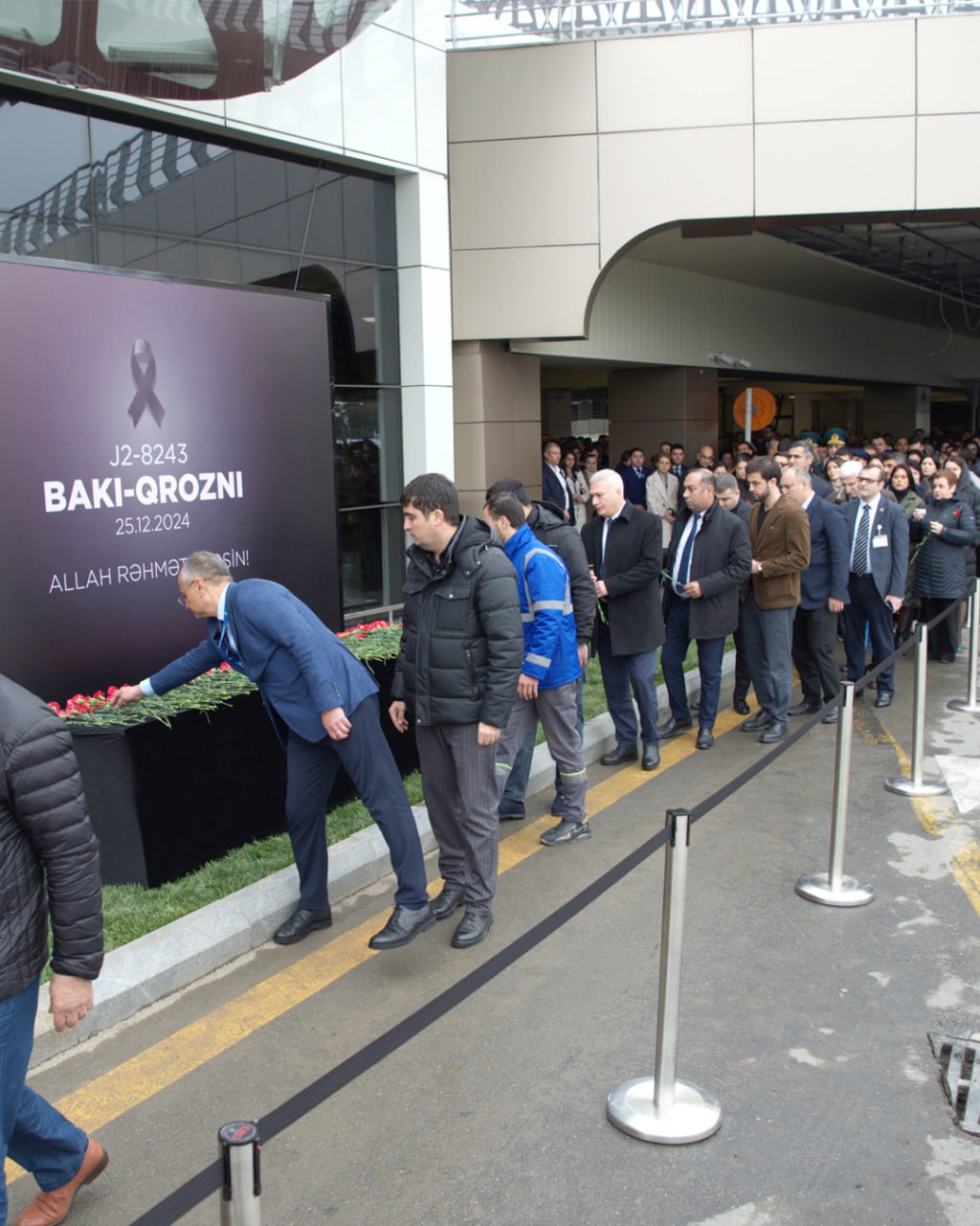 Bakı aeroportunda Aktaudakı təyyarə qəzası ilə bağlı xatirə stendi quraşdırılıb (FOTO)