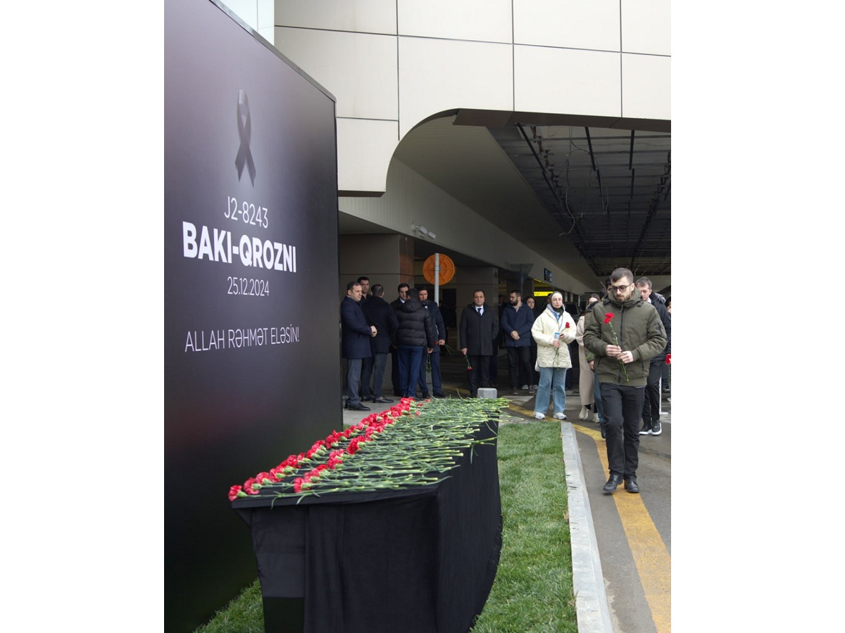 Bakı aeroportunda Aktaudakı təyyarə qəzası ilə bağlı xatirə stendi quraşdırılıb (FOTO)