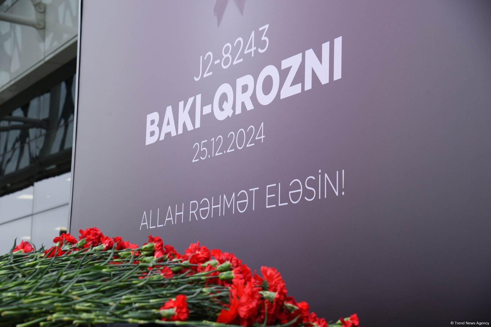 AZAL puts up Baku airport memorial after Aktau plane tragedy (PHOTO)