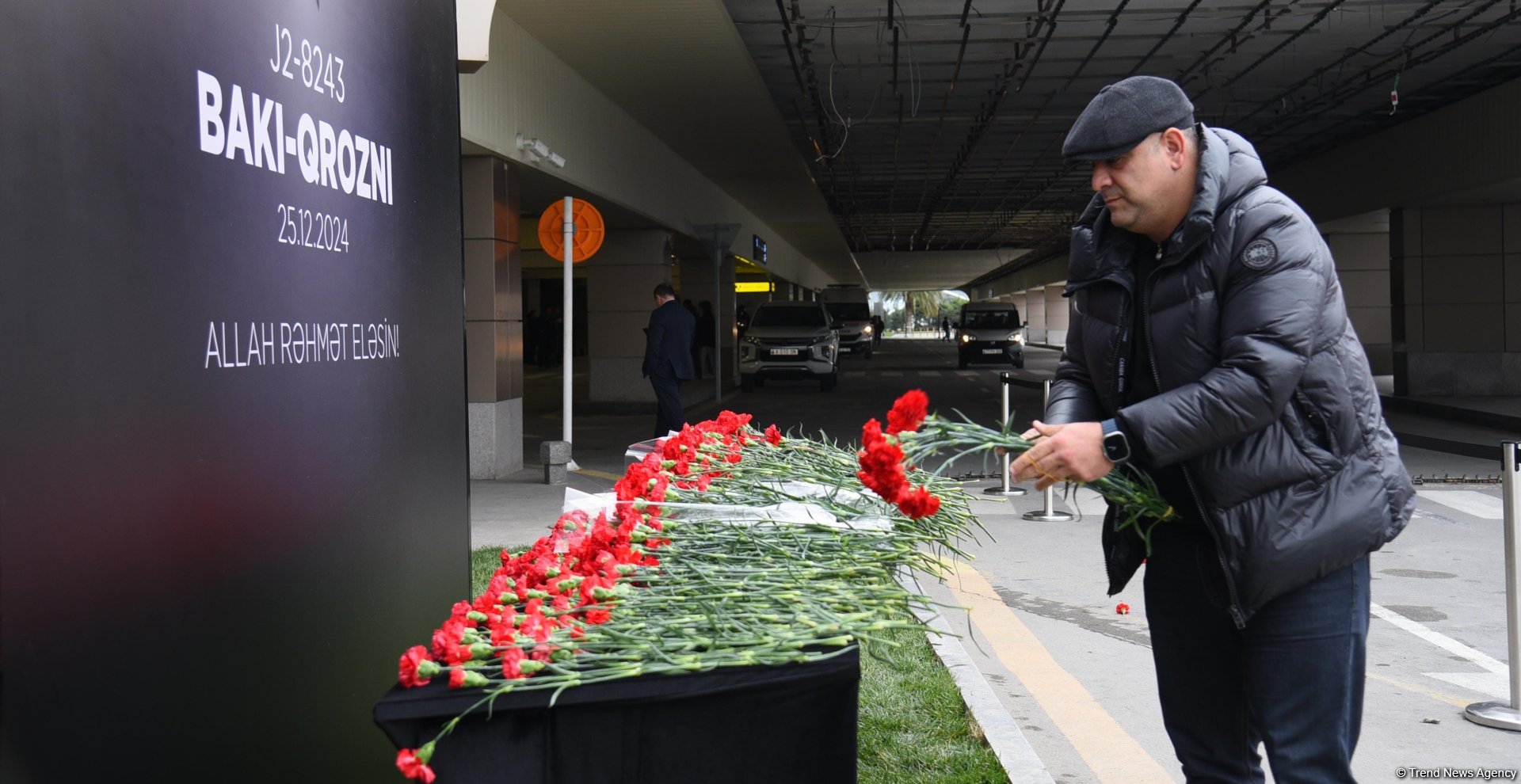 В Бакинском аэропорту установлен мемориальный стенд в связи с авиакатастрофой в Актау (ФОТО)