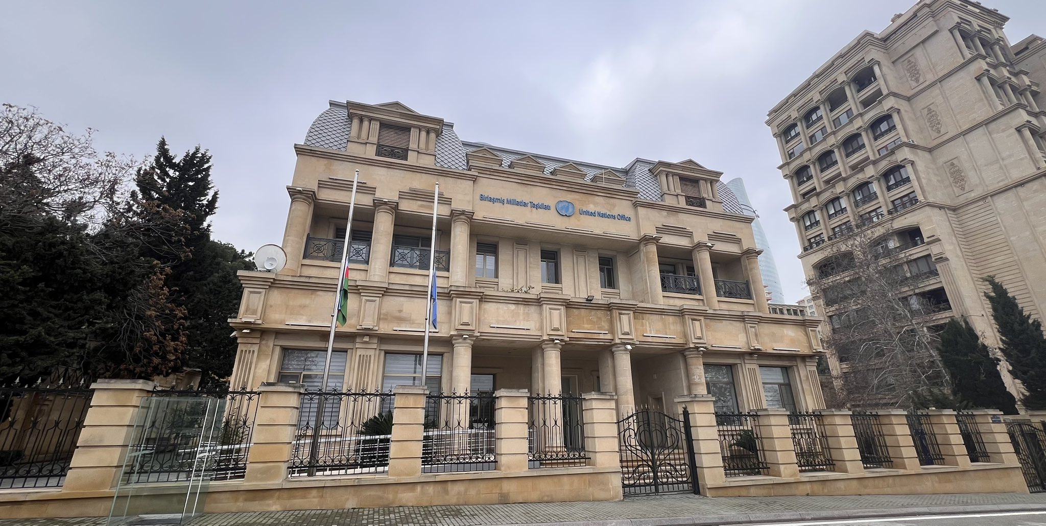 Flags at UN Baku mission lowered in tribute to victims of Aktau crash (PHOTO)