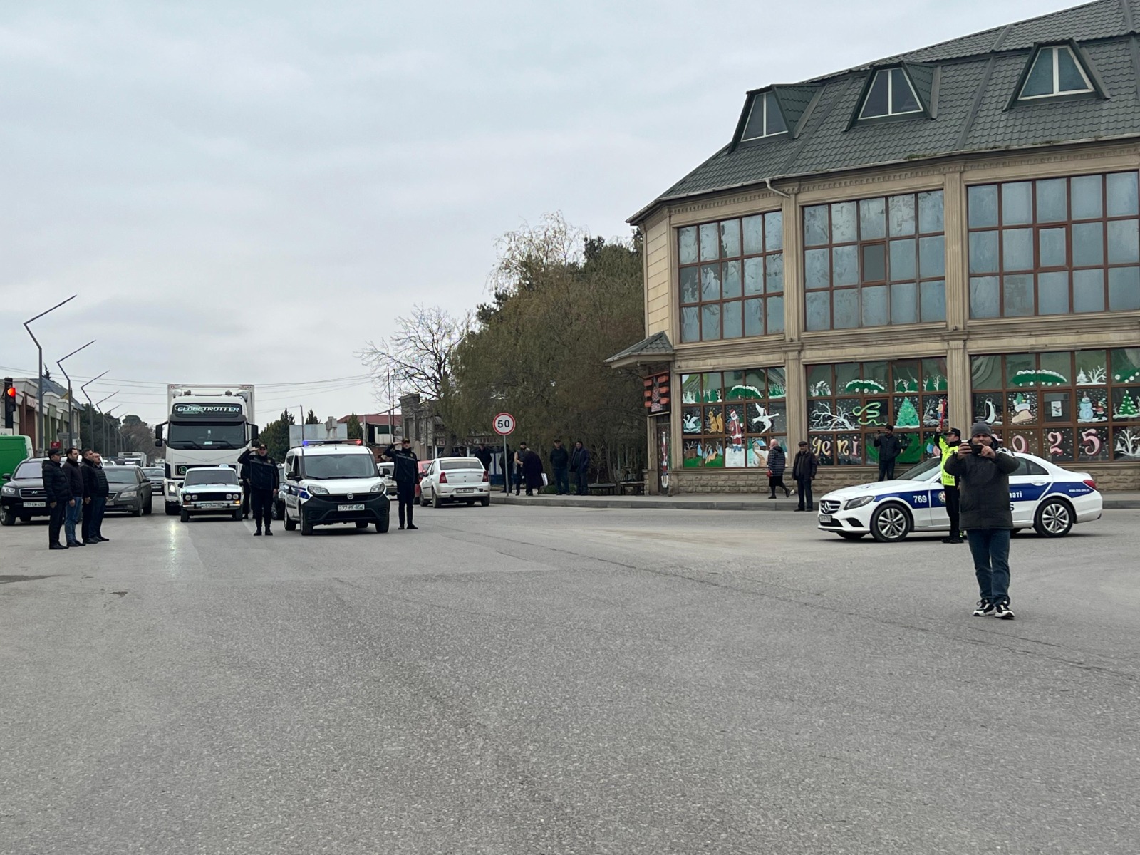 Təyyarə qəzası qurbanları Xaçmazda bir dəqiqəlik sükutla anıldı (FOTO)