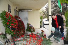 Vətəndaşlarımız AZAL-ın qəzaya uğrayan təyyarəsinin kapitanı İqor Kşnyakinin xatirəsini yad edirlər (FOTO)