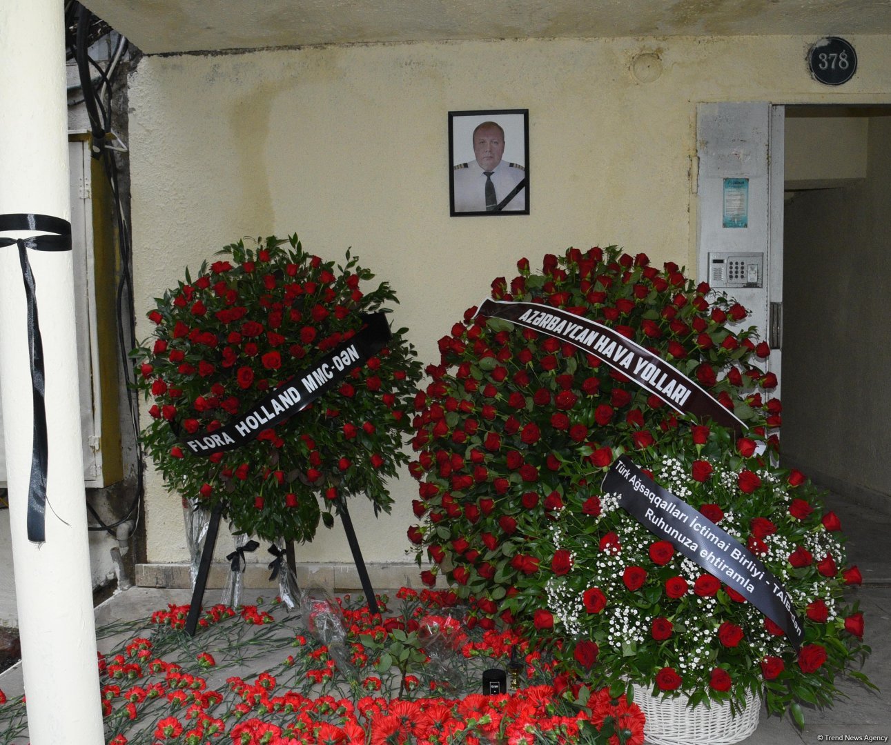 Vətəndaşlarımız AZAL-ın qəzaya uğrayan təyyarəsinin kapitanı İqor Kşnyakinin xatirəsini yad edirlər (FOTO)