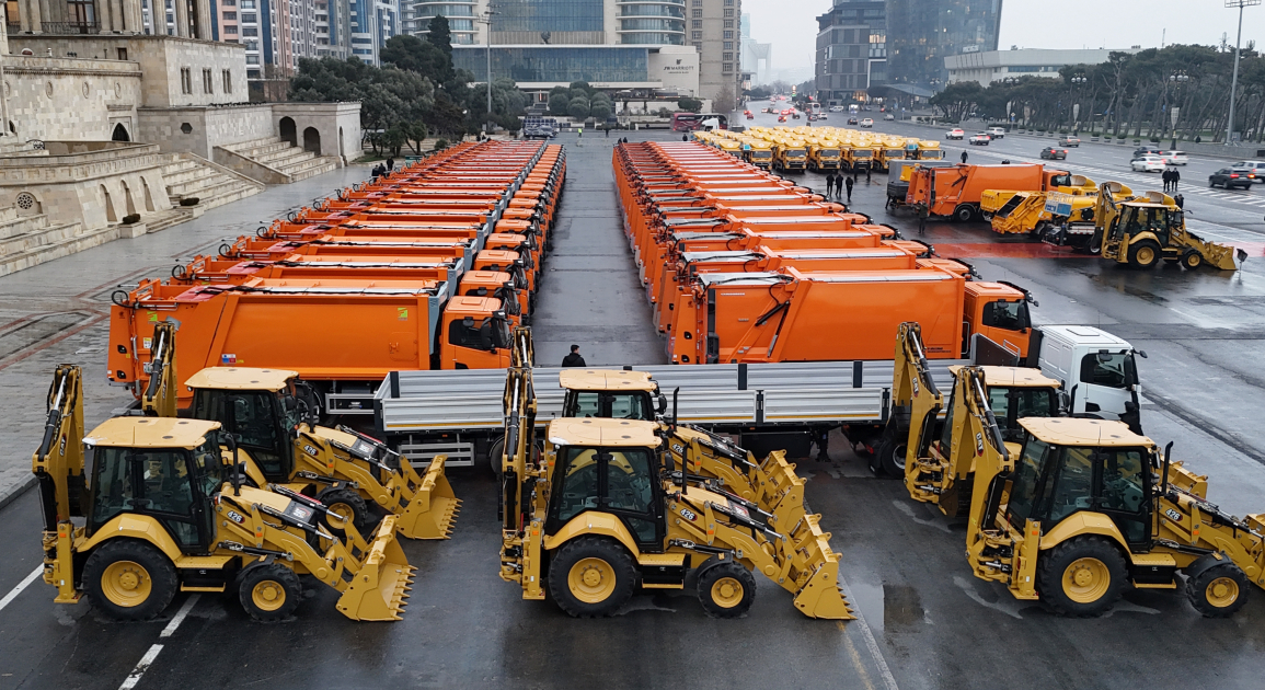 President Ilham Aliyev inspects specialized utility vehicles in Baku (PHOTO/VIDEO)