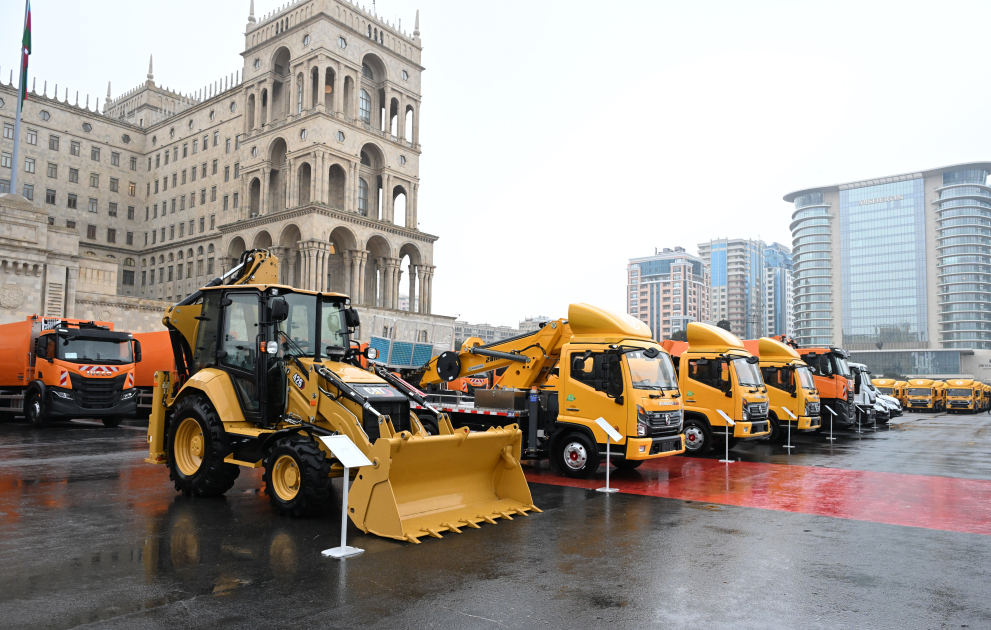 President Ilham Aliyev inspects specialized utility vehicles in Baku (PHOTO/VIDEO)