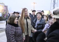 Вице-президент Фонда Гейдара Алиева Лейла Алиева и руководитель Баку Медиа Центра Арзу Алиева приняли участие в открытии фотовыставки "Слушай голос времени" в Приморском национальном парке