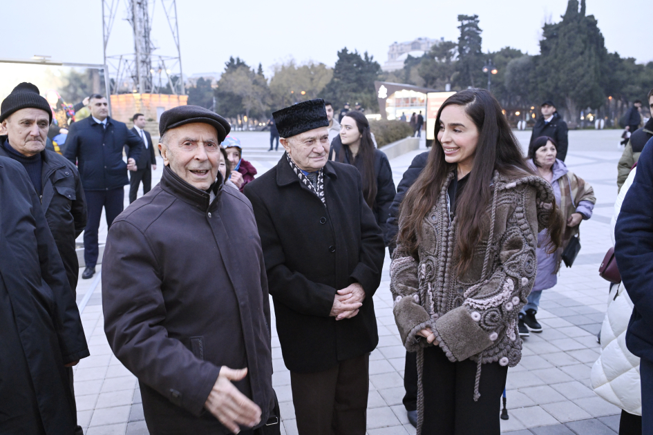 Вице-президент Фонда Гейдара Алиева Лейла Алиева и руководитель Баку Медиа Центра Арзу Алиева приняли участие в открытии фотовыставки "Слушай голос времени" в Приморском национальном парке