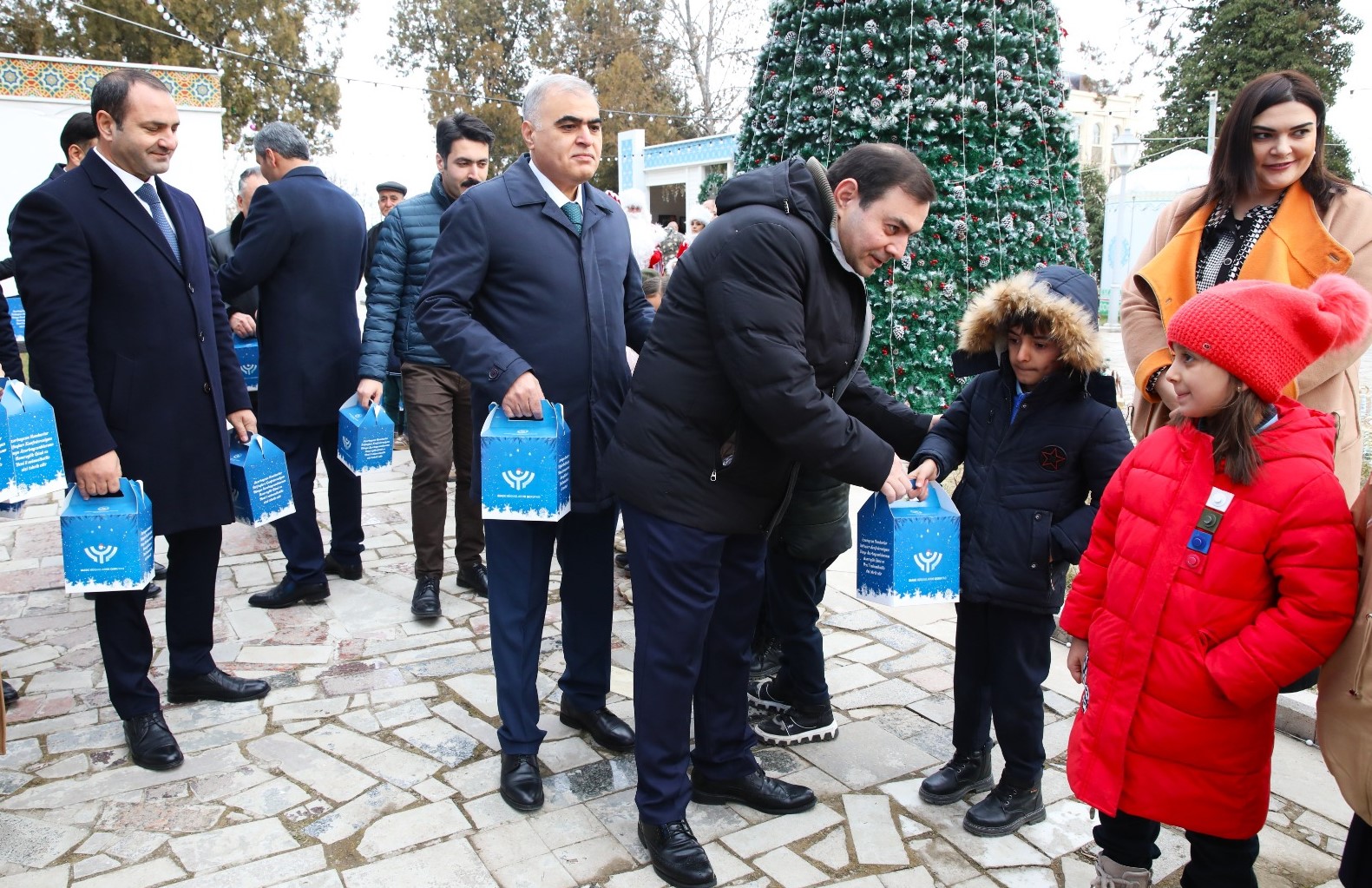 Respublikamızın şəhər və rayonlarında yaşayan uşaqlara bayram hədiyyələri verilib (FOTO)