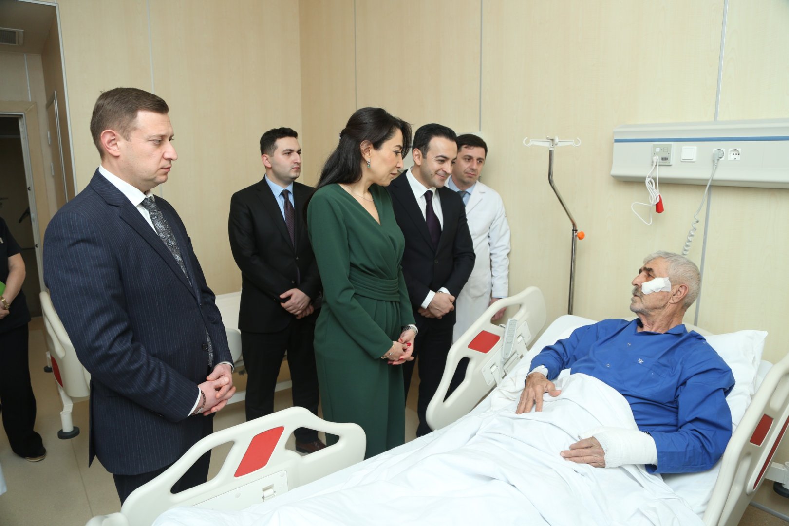 Ombudsman təyyarə qəzası nəticəsində xəsarət almış şəxsləri ziyarət edib (FOTO)