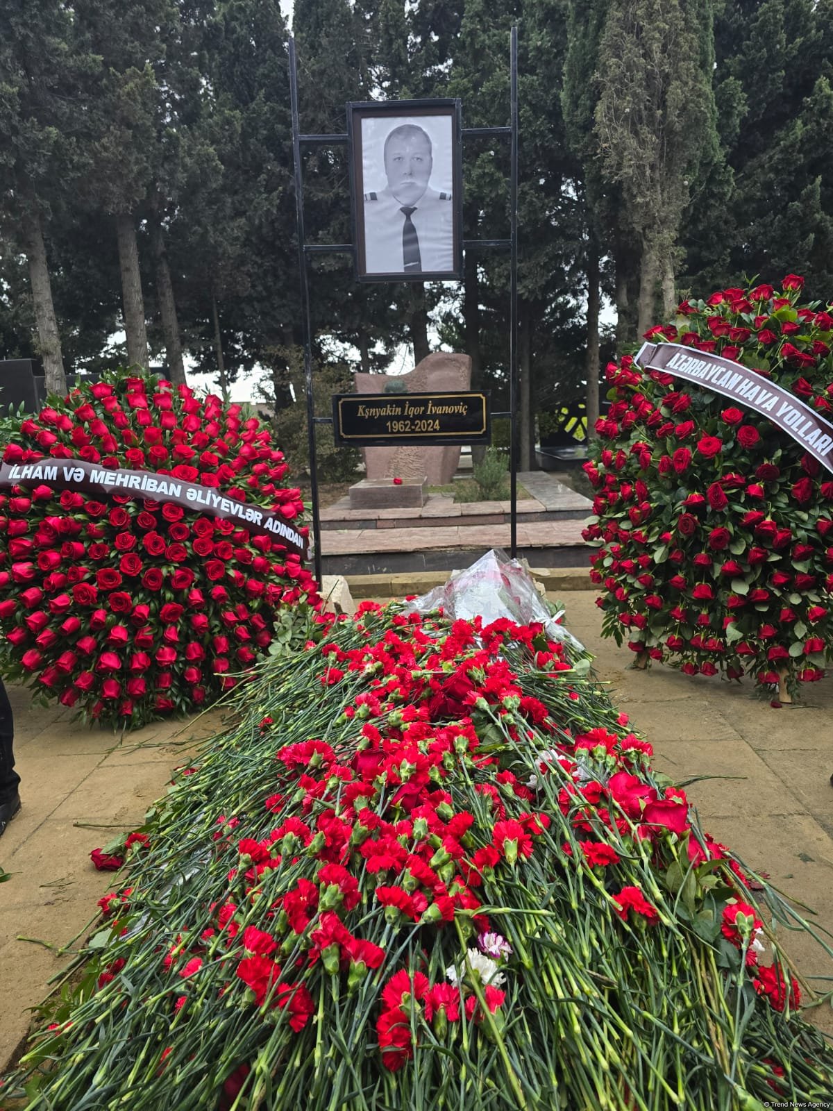 Təyyarə qəzasında həlak olan ekipaj üzvləri II Fəxri Xiyabanda dəfn ediliblər (FOTO/VİDEO)