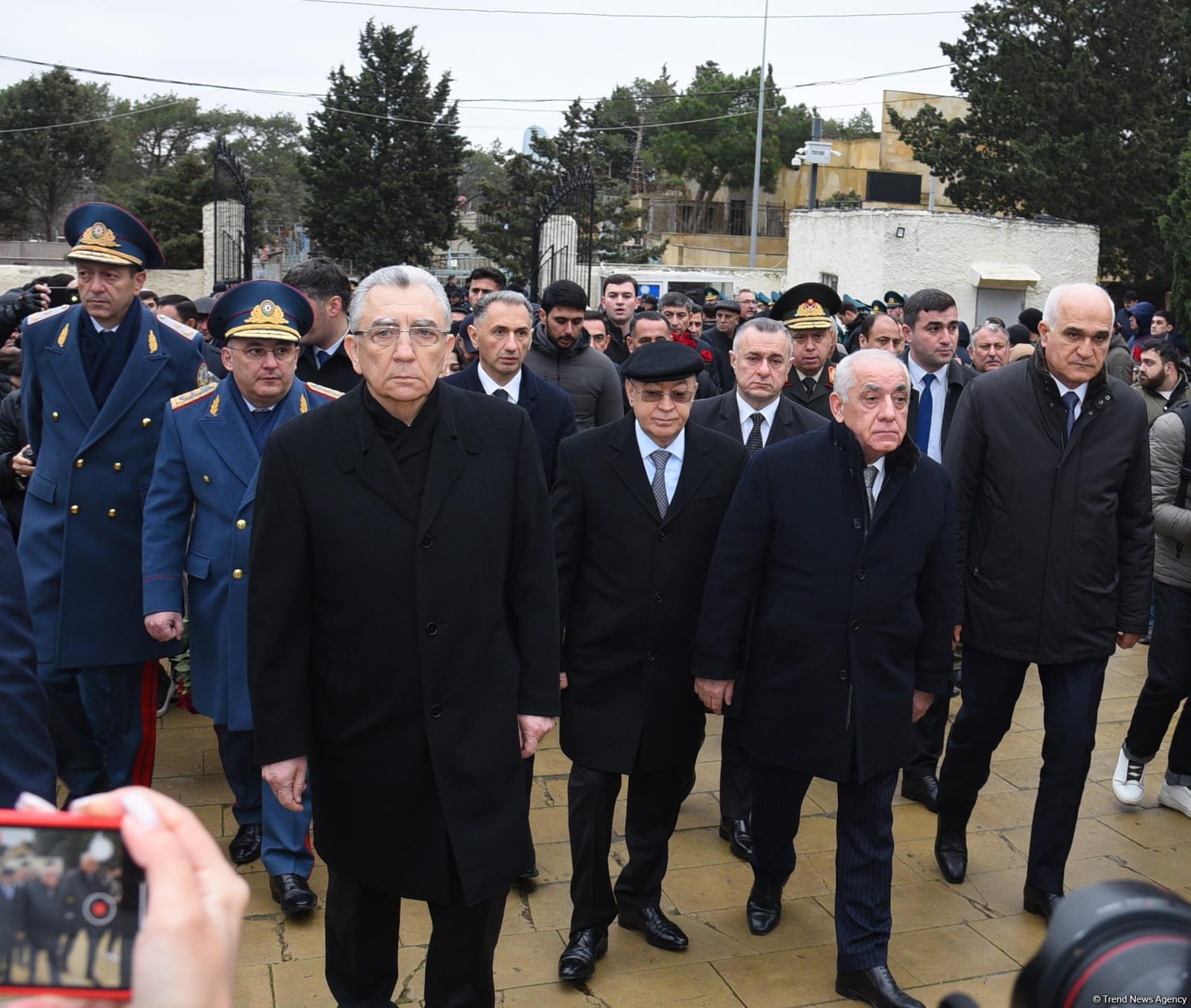 Azərbaycan ictimaiyyəti ekipaj üzvlərinin nəşlərinin dəfni üçün II Fəxri xiyabana gəlib (FOTO)