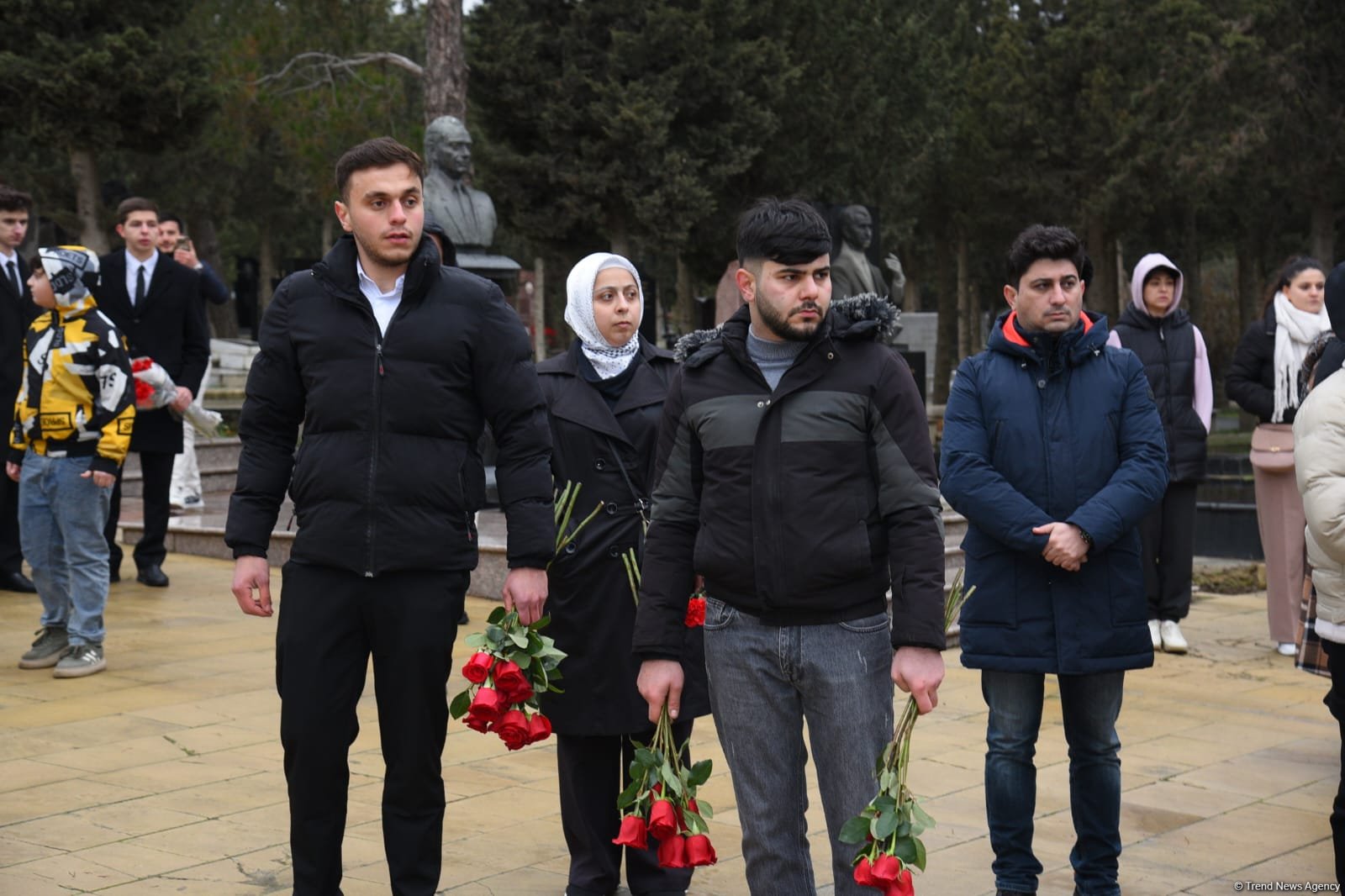 Azərbaycan ictimaiyyəti ekipaj üzvlərinin nəşlərinin dəfni üçün II Fəxri xiyabana gəlib (FOTO)