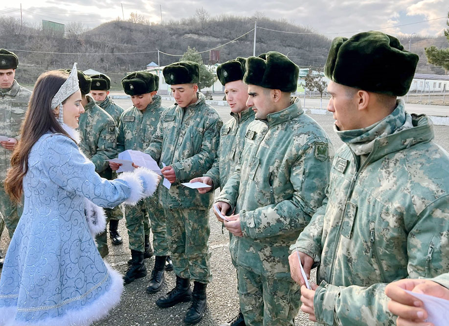 В азербайджанской армии проведен ряд мероприятий по случаю Дня солидарности азербайджанцев мира и Нового года (ФОТО)