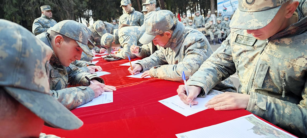 В азербайджанской армии проведен ряд мероприятий по случаю Дня солидарности азербайджанцев мира и Нового года (ФОТО)