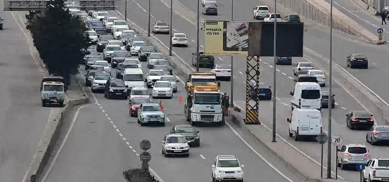 “Koroğlu” metrostansiyası istiqamətində təmirə görə sıxlıq yaranıb (FOTO)