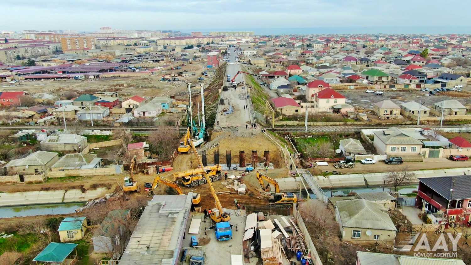 Sumqayıt şəhərini Saray qəsəbəsi ilə birləşdirən körpünün tikintisi davam edir (FOTO/VİDEO)