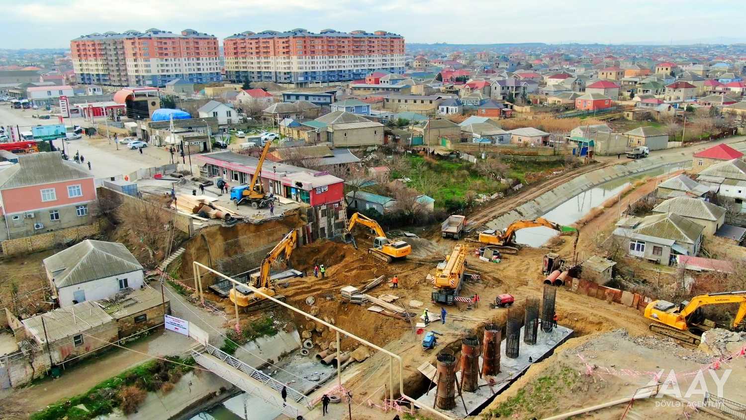 Sumqayıt şəhərini Saray qəsəbəsi ilə birləşdirən körpünün tikintisi davam edir (FOTO/VİDEO)