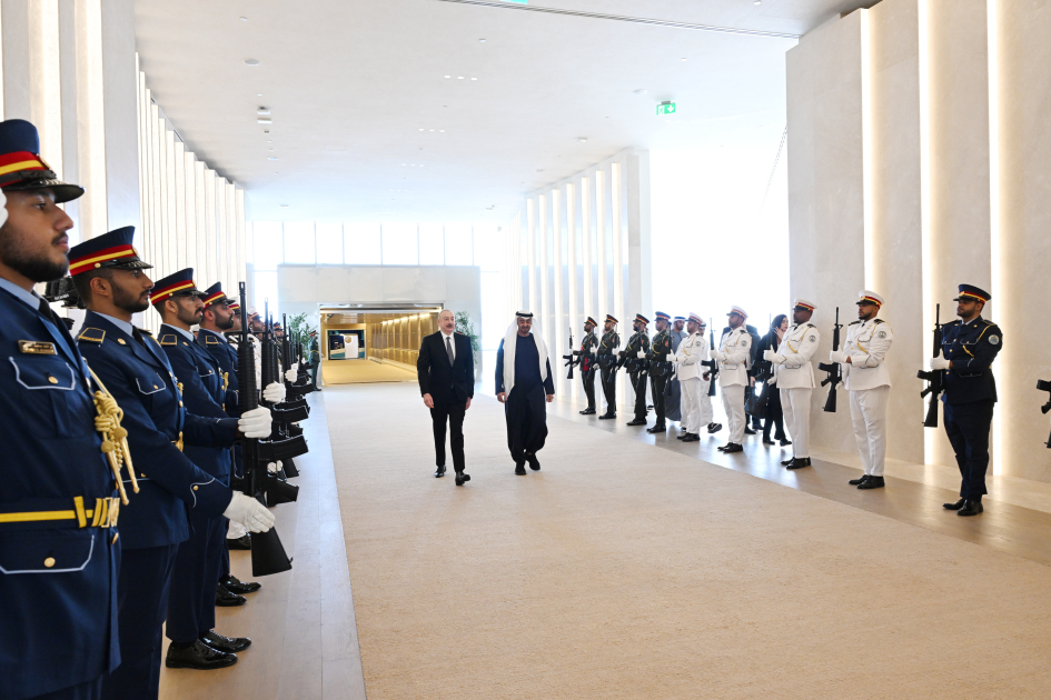 President Ilham Aliyev arrives in UAE for working visit (PHOTO)