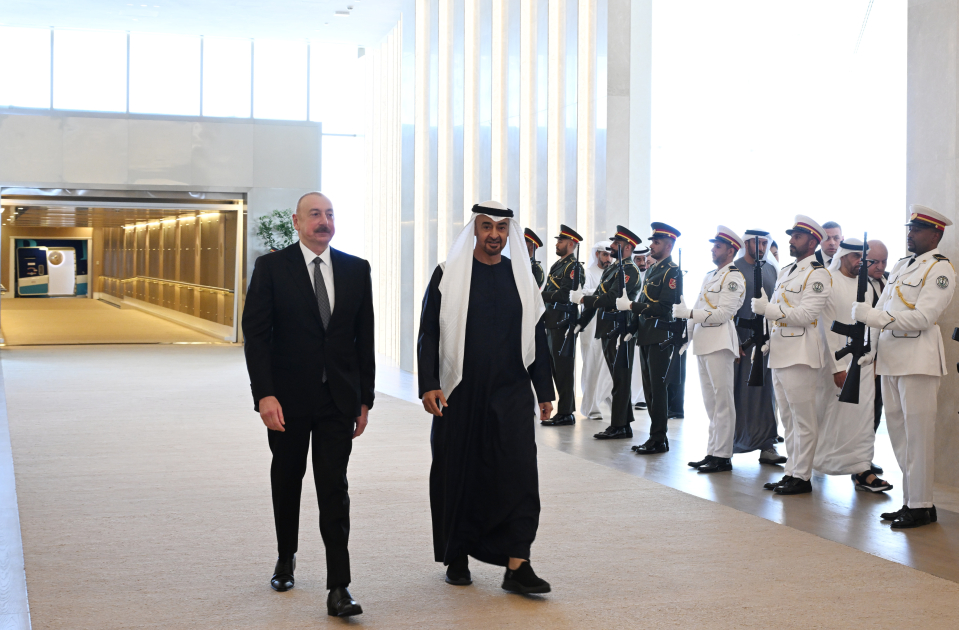 President Ilham Aliyev arrives in UAE for working visit (PHOTO)