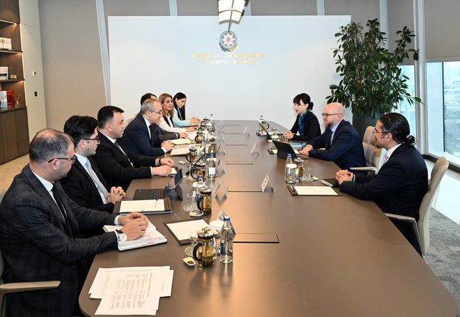 Azerbaijan, AIIB explore partnership expansion in energy and transport projects