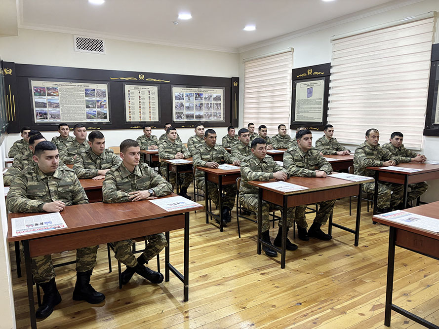 Hərbi vəzifəlilər ilə keçirilən təlim toplanışı davam edir (FOTO)