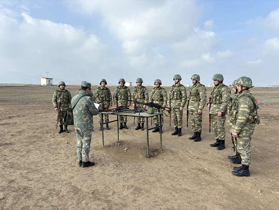 Hərbi vəzifəlilər ilə keçirilən təlim toplanışı davam edir (FOTO)