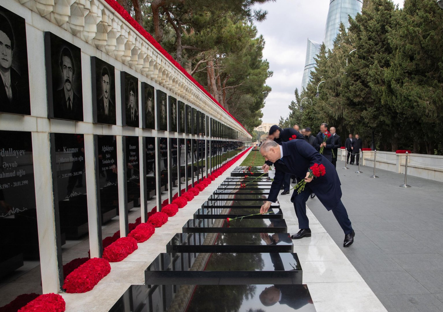 DTX-nin əməkdaşları Şəhidlər xiyabanını ziyarət ediblər (FOTO)