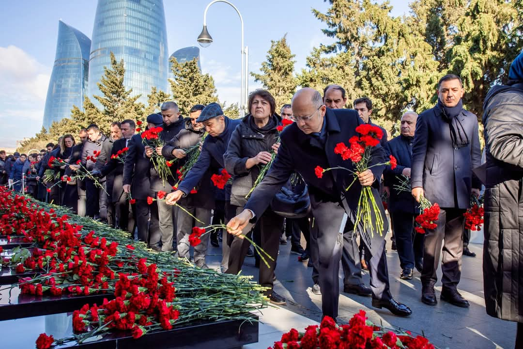 Energetika Nazirliyinin kollektivi Şəhidlər xiyabanını ziyarət edib (FOTO)